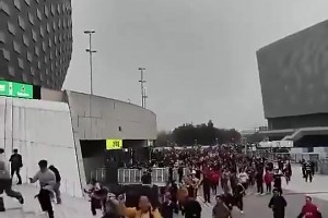 提前离场的成都蓉城球迷听说进球了冲刺返场，结果进球无效！